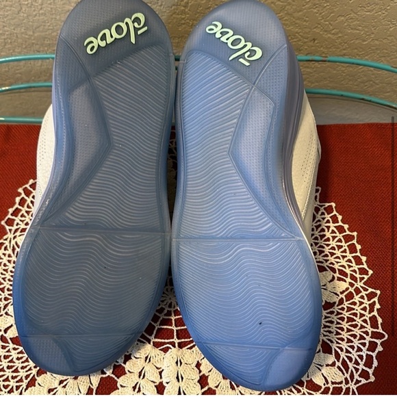 Brand new Clove Sneakers. These are comparable to Hoka’s!  Size 5 - Picture 3 of 5